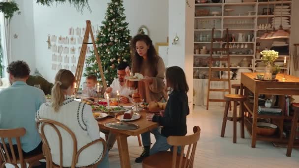 Multikulturell Glückliche Familie Feiert Weihnachten Und Plaudert Hause — Stockvideo