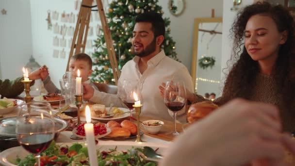 Positive Multikulturelle Familie Betet Während Sie Hause Weihnachten Feiert — Stockvideo