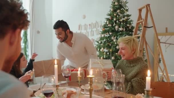 Sorrindo Família Multinacional Celebrando Natal Dar Presentes Casa — Vídeo de Stock