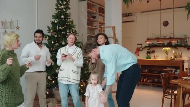 快乐的跨国朋友庆祝圣诞节 在自家圣诞树旁跳舞 — 图库视频影像