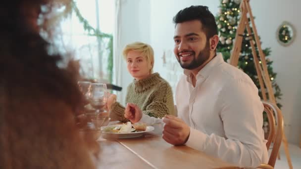 Nette Multinationale Familie Feiert Weihnachten Hause — Stockvideo