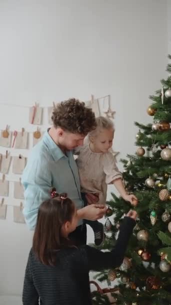 Αυτοπεποίθηση Ξανθός Πατέρας Και Κόρες Συζητούν Παιχνίδια Στο Χριστουγεννιάτικο Δέντρο — Αρχείο Βίντεο