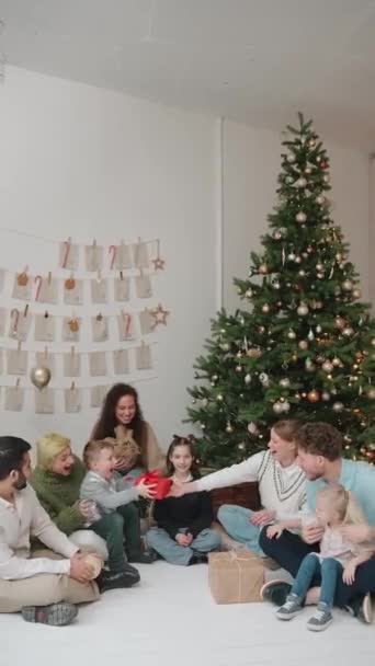 Смешные Международные Друзья Празднуют Рождество Дарят Подарки Дома — стоковое видео