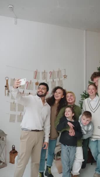 Vicces Nemzetközi Család Ünnepli Karácsonyt Otthon Fotóznak — Stock videók