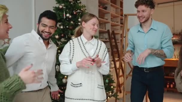 Fröhliche Multinationale Freunde Feiern Weihnachten Und Tanzen Heimischen Weihnachtsbaum — Stockvideo