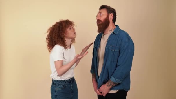 Redheaded Woman Argues Her Bearded Boyfriend Beige Studio — Videoclip de stoc