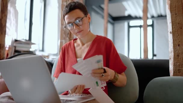 Confident Brunette Woman Architect Eyeglasses Working Laptop Selects Colour Palette — Αρχείο Βίντεο