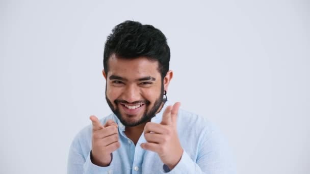 Lovely Indian Man Piercing Wearing Blue Shirt Pointing Talking Camera — Stock videók