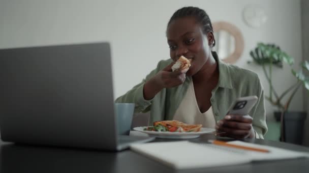 Handsome African Woman Pigtails Watching Something Laptop Eating Toast Breakfast — Vídeos de Stock