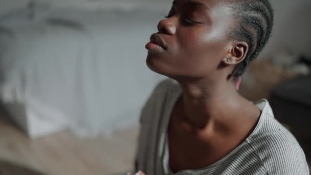 ピグテールを持つハンサムなアフリカの女性は自宅でヨガの瞑想を行います — ストック動画