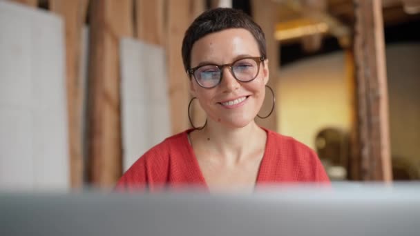 Positive Brunette Woman Architect Eyeglasses Working Laptop While Sitting Office — Stockvideo