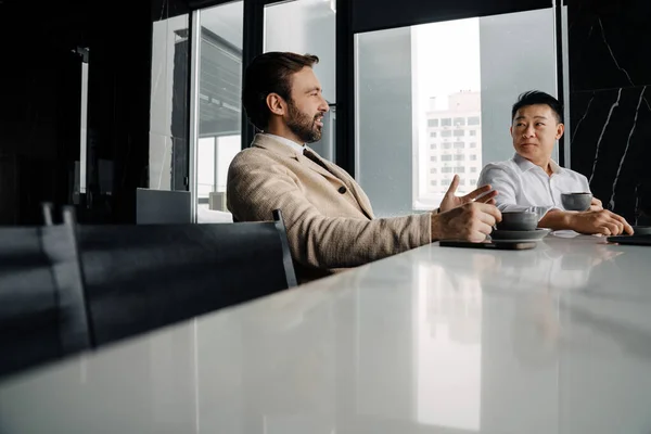 Adult Multiracial Businessmen Talking Drinking Coffee While Working Office — Stockfoto