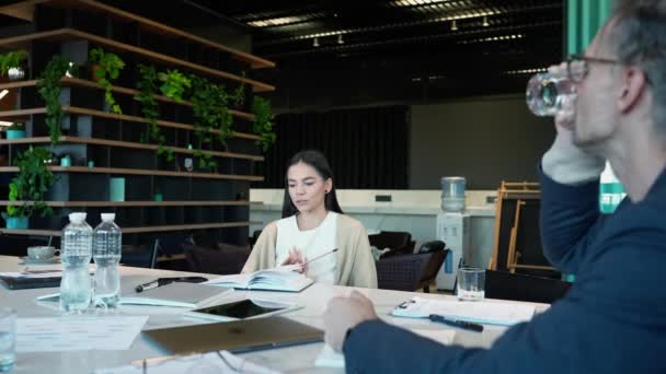 Man Woman Colleagues Talking Work Office Table — Vídeo de stock
