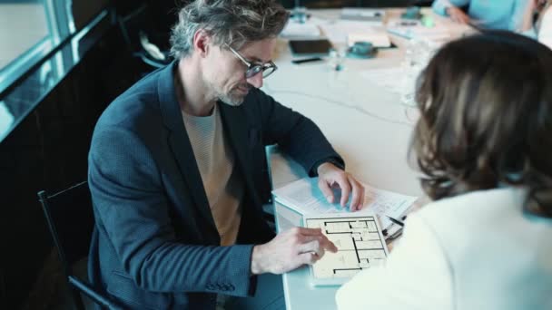 Positive Adult Architectural Designers Talking Work While Sitting Office Colleagues — Vídeo de stock