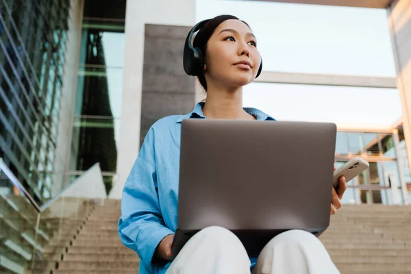 Asian Woman Headphones Using Gadgets While Sitting Stairs Outdoors — Stock Photo, Image