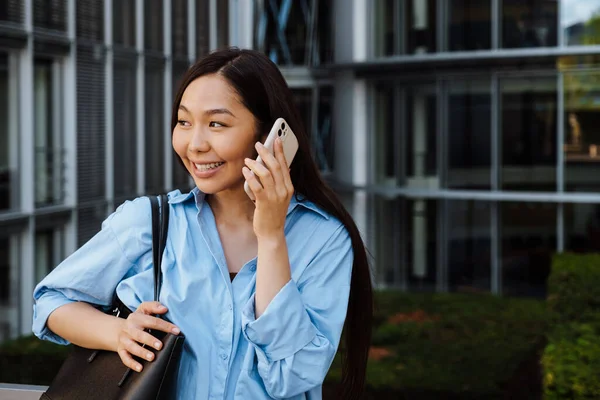 Asian Brunette Woman Laughing Talking Mobile Phone Outdoors — Stok fotoğraf