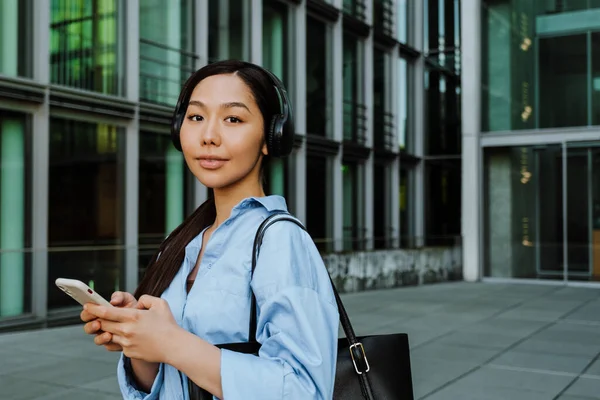 Asian Brunette Woman Headphones Using Cellphone While Walking City Street — Stok fotoğraf