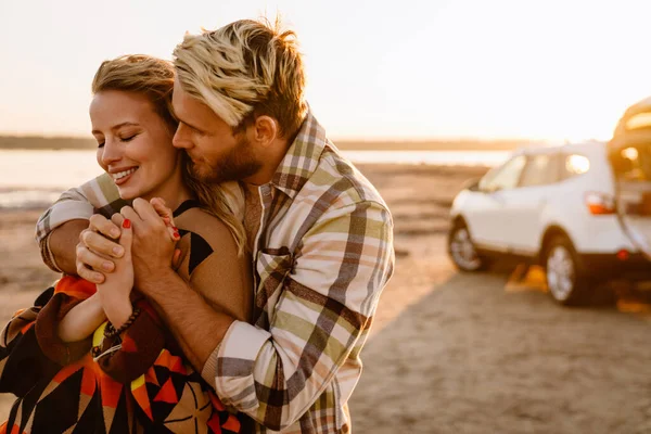 Happy Young White Couple Smiling Hugging While Walking Seashore — Stockfoto