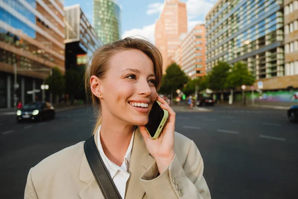 Young Beautiful Smiling Happy Business Woman Talking Phone Looking Aside — 图库照片