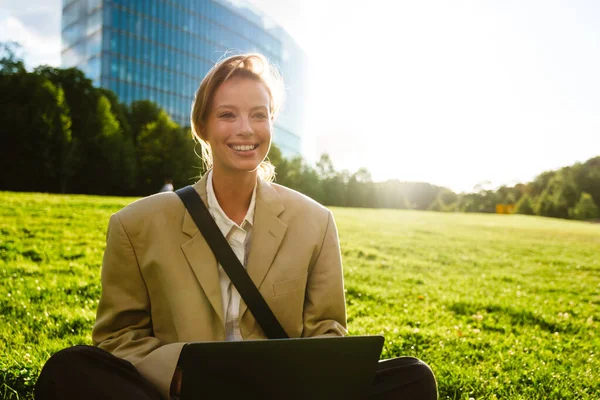 Young Beautiful Smiling Happy Business Woman Laptop Looking Aside While —  Fotos de Stock