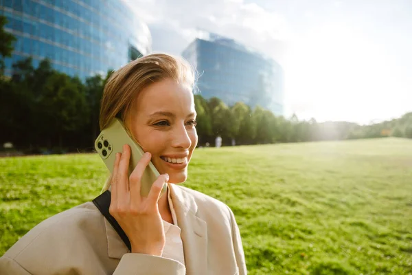 Portrait Young Beautiful Smiling Business Woman Talking Phone Looking Aside — Fotografia de Stock