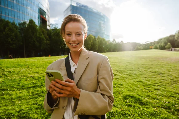 Young Beautiful Smiling Business Woman Phone Looking Camera While Standing — Stockfoto