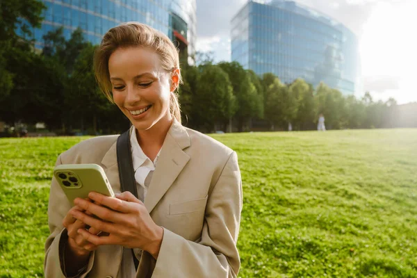 Young Beautiful Smiling Business Woman Holding Using Her Phone While — Foto de Stock
