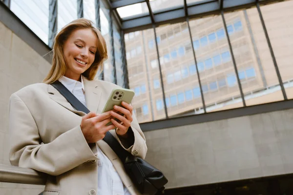 Genç Güzel Gülümseyen Mutlu Bir Kadın Telefonunu Tutarken Kullanırken Içeride — Stok fotoğraf