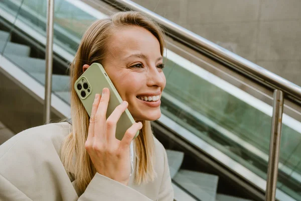 Retrato Jovem Bela Senhora Negócios Sorridente Feliz Falando Seu Telefone — Fotografia de Stock