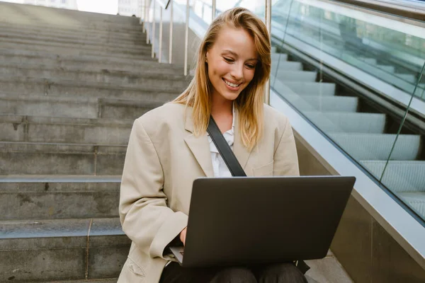 Young Beautiful Happy Smiling Business Lady Working Laptop While Sitting — Stockfoto