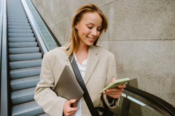 Young Beautiful Smiling Business Lady Blazer Laptop Holding Using Her — Stockfoto