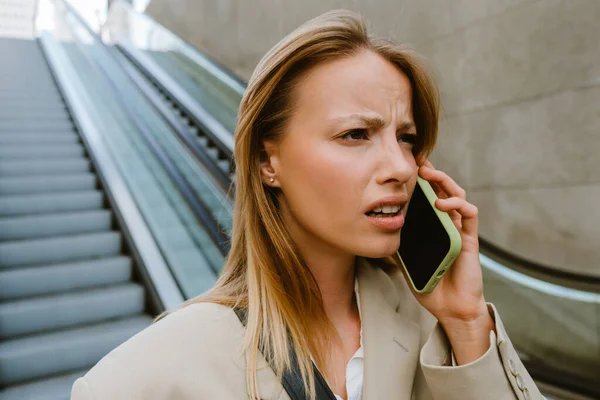 Jonge Blanke Vrouw Fronsen Praten Mobiele Telefoon Terwijl Naar Beneden — Stockfoto