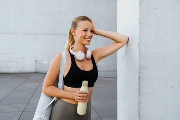 Young Beautiful Smiling Sporty Woman Headphones Her Neck Holding Bottle — Stock Photo, Image