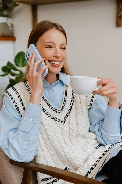 Jonge Mooie Glimlachende Vrouw Praten Telefoon Het Vasthouden Van Kopje — Stockfoto