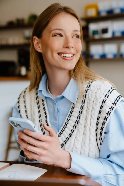 Jonge Mooie Langharige Lachende Vrolijke Vrouw Shirt Vest Met Telefoon — Stockfoto