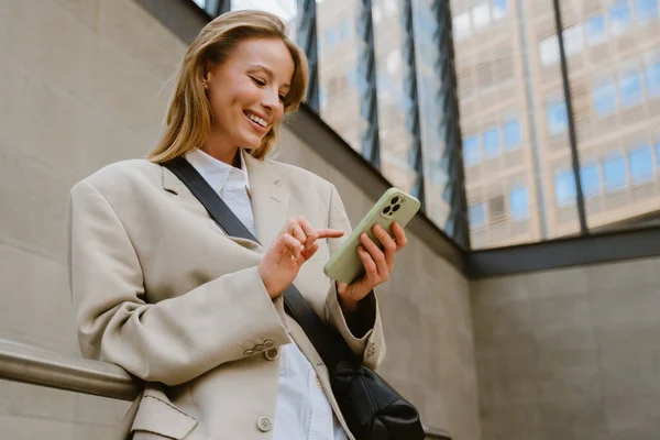 Young White Woman Smiling Using Cellphone While Standing Subway — Stok fotoğraf