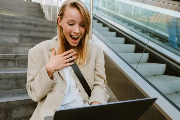 Genç Beyaz Kadın Dışarıda Merdivenlerde Otururken Gülümsüyor Dizüstü Bilgisayar Kullanıyor — Stok fotoğraf