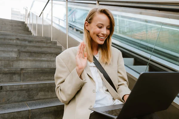 Young White Woman Smiling Using Laptop While Sitting Stairs Outdoors — Stockfoto