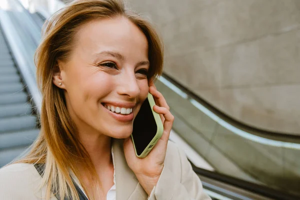Young White Woman Smiling Talking Cellphone While Going Escalator Outdoors — Stockfoto