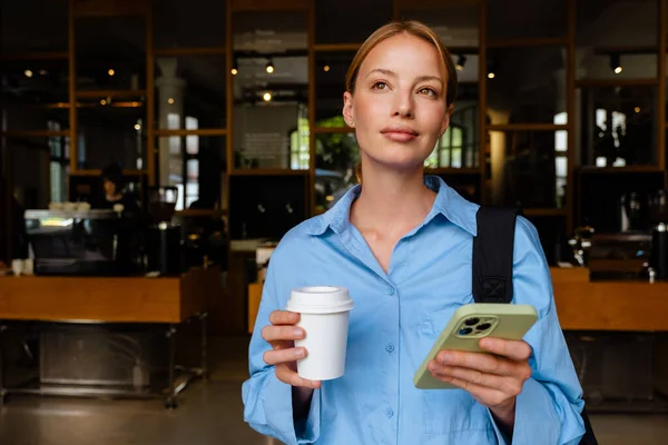 Gember Witte Vrouw Het Drinken Van Koffie Tijdens Het Gebruik — Stockfoto
