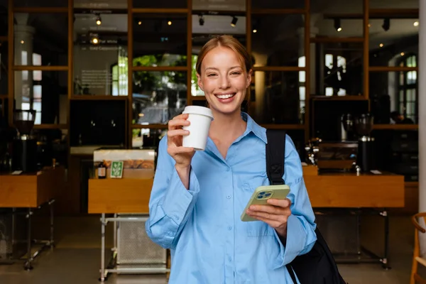 Gember Witte Vrouw Het Drinken Van Koffie Tijdens Het Gebruik — Stockfoto