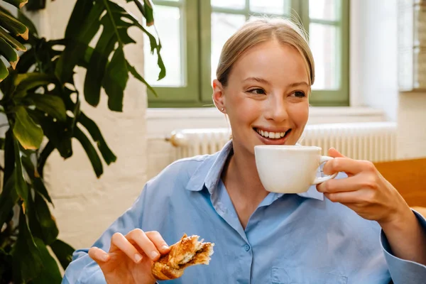 Young White Businesswoman Drinking Coffee Eating Croissant While Sitting Table — Stock Photo, Image