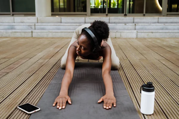Young Beautiful Calm African Woman Headphones Stretching Mat All Fours — Stok fotoğraf