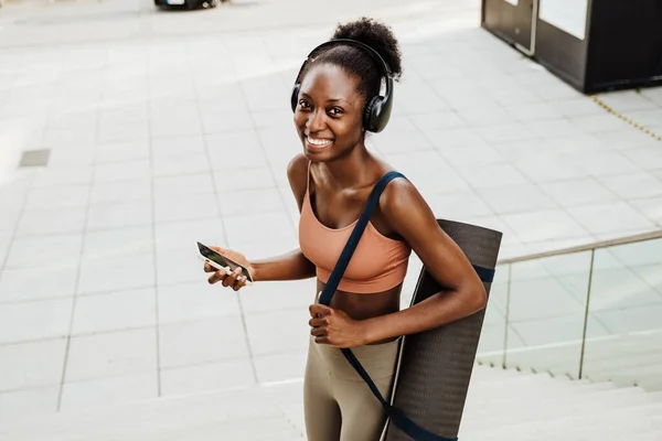 Young Beautiful Smiling Happy Fit African Woman Headphones Phone Yoga — Stok fotoğraf