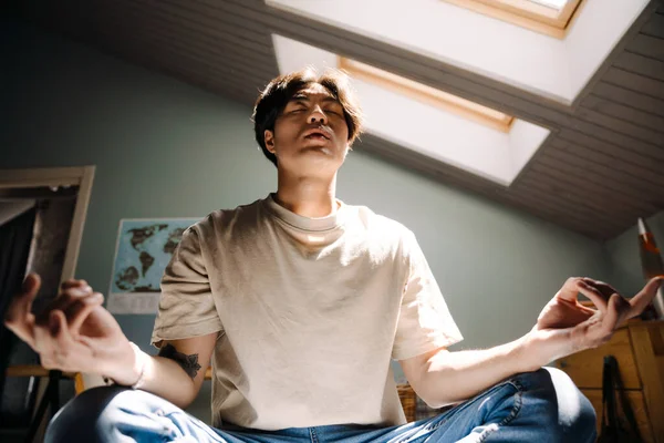 Young Asian Man Wearing Shirt Meditating While Sitting Bed Home — Stok fotoğraf