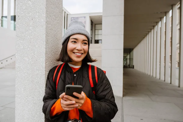 Vacker Ung Leende Asiatisk Kvinna Med Ryggsäck Med Hjälp Smartphone — Stockfoto