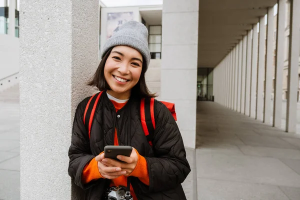 Beautiful Young Smiling Asian Woman Backpack Using Smartphone While Standing —  Fotos de Stock