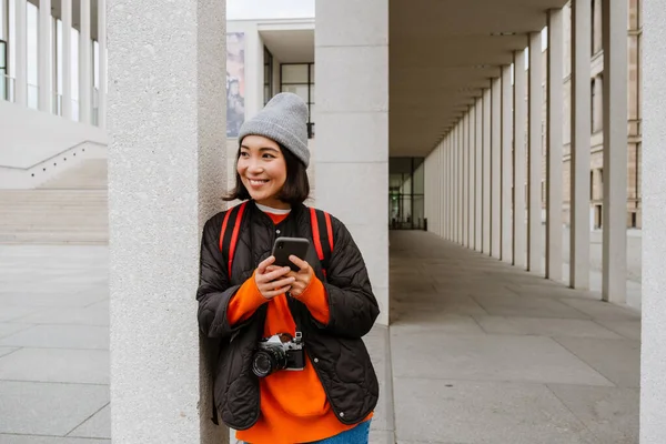 Beautiful Young Smiling Asian Woman Backpack Using Smartphone While Standing —  Fotos de Stock