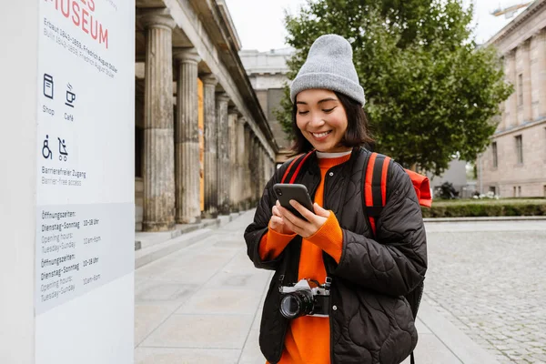 Beautiful Smiling Asian Woman Tourist Backpack Camera Using Smartphone Walk —  Fotos de Stock