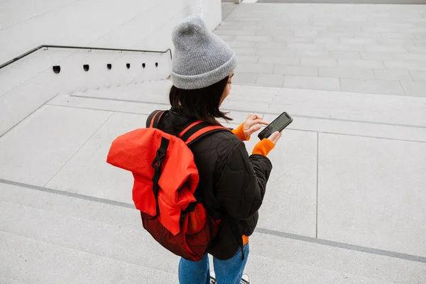 Bakåt Syn Ung Kvinna Med Ryggsäck Med Hjälp Smartphone När — Stockfoto